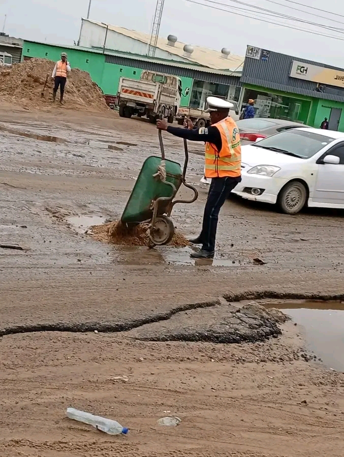 Agente de trânsito é elogiado por iniciativa de tapar buraco em via pública